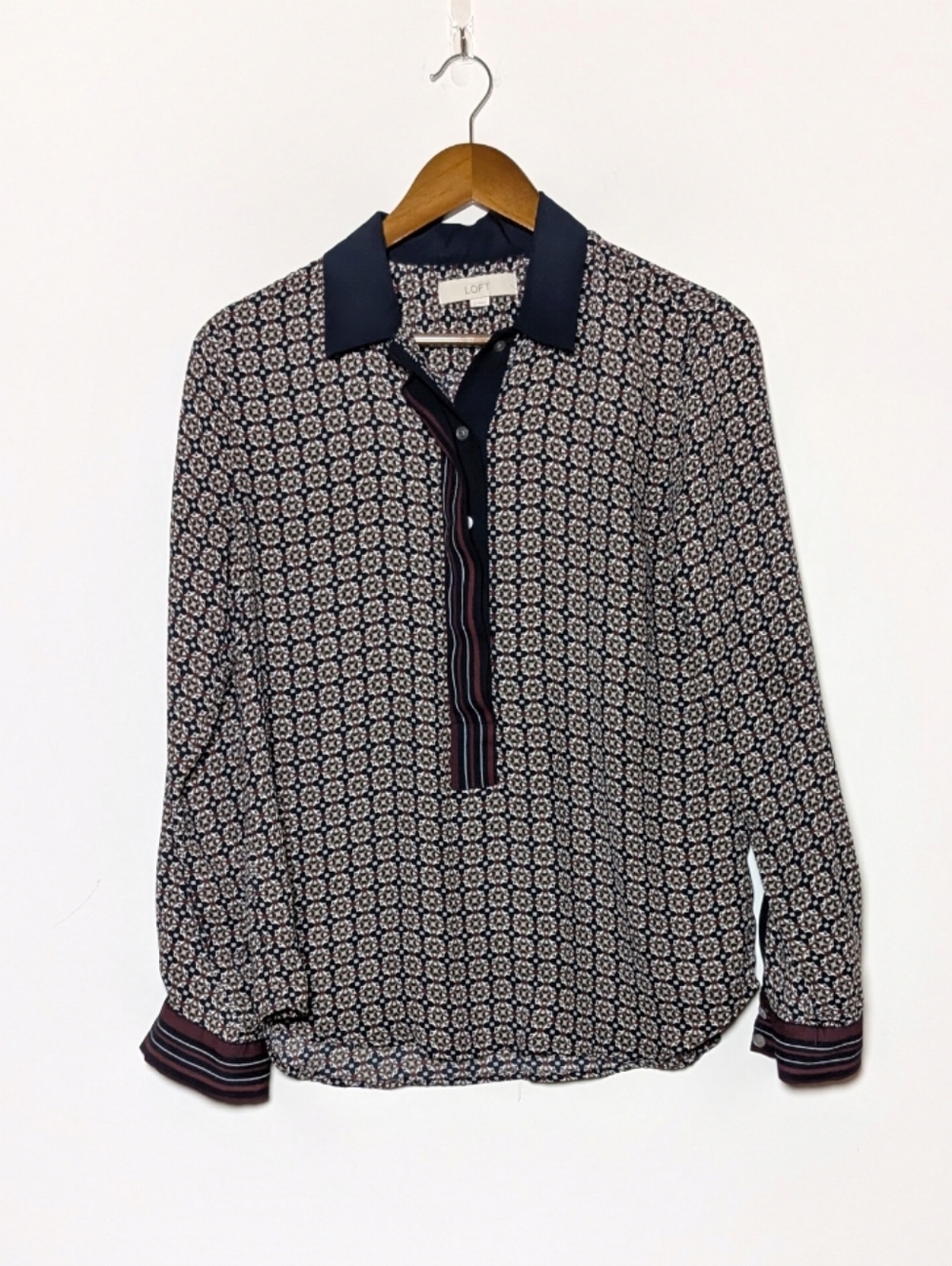 Loft Medallion Chiffon 1/2 Button Down Geometric Navy Burgundy Blouse Career‎ M